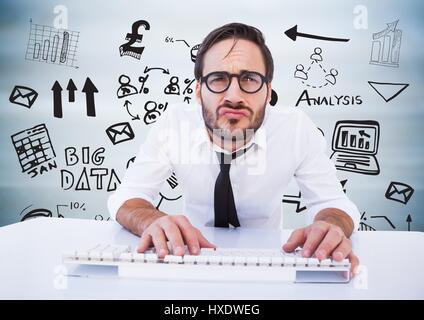 Digitalen Verbund der Mann am Schalter gegen schwarze Business Kritzeleien und unscharfen grauen Holzplatte Stockfoto