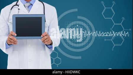 Digital Composite des Arztes mit Tablette gegen weiße medizinische Schnittstelle und blauem Hintergrund Stockfoto