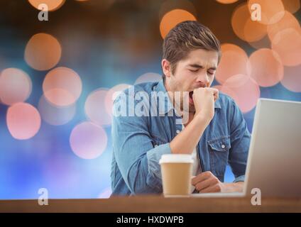 Digitalen Verbund von Mann mit Laptop und Kaffee gegen blau und orange bokeh Stockfoto