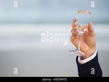 Digitalen Verbund aus Hochzeit Bräutigam hält Champagner feiert auf dem Seeweg Stockfoto