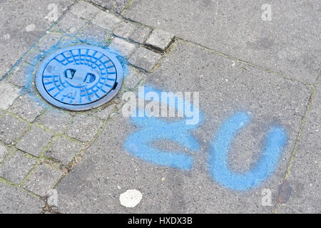 "Absperrventil auf einem Bürgersteig mit dem Hinweis??? ZU?? ?, Ausgeschlossen Vision Ventil auf einem Bürgersteig mit dem Wort '' zu '' |', Absperrventil Auf Einem Gehweg Mit Stockfoto