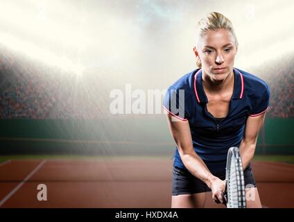Digital Composite Tennisspielerin auf Platz mit Publikum und helle Lichter Stockfoto