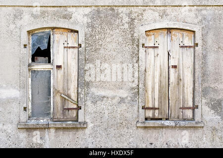 Fenster mit Verschluss eines alten Hauses, Fenster mit Fensterläden des alten Hauses |, Fenster Mit Fensterladen von Einems alten Haus | Fenster mit Fensterläden von Stockfoto