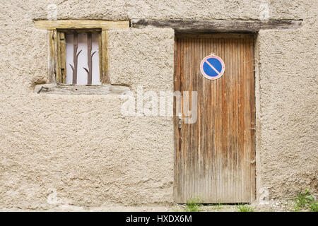 Hausfront mit alten Türen und Fenster, vor dem Haus mit alten Türen und Fenster |, Hausfront Mit Tür Und Fenster ändern | Vor dem Haus mit alten Stockfoto