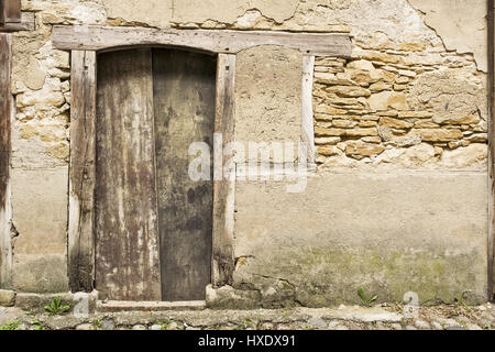 Hausfront mit einem alten Eingang ohne Tür, vor dem Haus mit in alten Tür ohne Tür |, Hausfront Mit Einem alten Hauseingang Ohne Galtür | Stockfoto