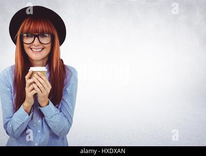 Digitalen Verbund Frau im Hut mit Kaffeetasse gegen weiße Wand Stockfoto