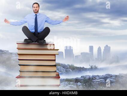 Digitalen Verbund von Geschäftsmann sitzende Meditation über Bücher gestapelt von entfernten Stadt Stockfoto