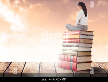 Digitalen Verbund aus Geschäftsfrau auf Bücher gestapelt von sonnigen Wolken sitzen Stockfoto