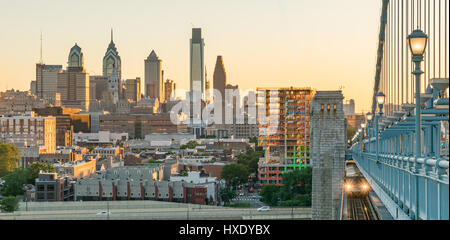 Philadelphia-Skyline bei Sonnenuntergang von der Benjamin Franklin Bridge Stockfoto