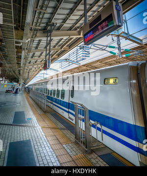 Japanische Hochgeschwindigkeitszug am Bahnsteig, Osaka, Japan. Stockfoto