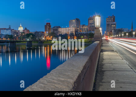 Harrisburg, Pennsylvania Nacht Skyline von der Market Street Bridge mit Kapitol. Stockfoto