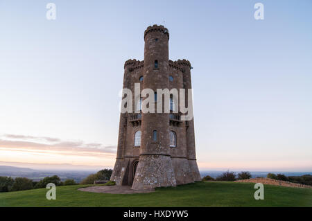 Broadway Tower Außenansicht bei Dämmerung mit klarem Himmel oben an einem Herbsttag, Worcestershire, Großbritannien Stockfoto