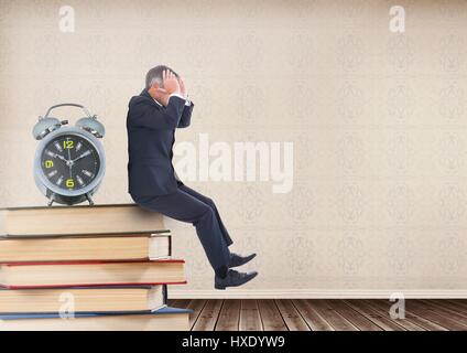 Digitalen Verbund aus Stressed Geschäftsmann sitzt auf Bücher auf Regal gestapelt mit Uhr Stockfoto