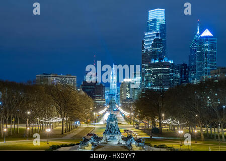 Nacht-Skyline von Philadelphia aus dem Kunstmuseum blickte der Benjamin Franklin Parkway Stockfoto