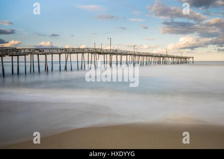 Langzeitbelichtung Angelpier entlang des Strandes von Outer Banks von North Carolina Stockfoto