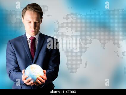 Digitalen Verbund von Mann mit Globus gegen blaue Karte Stockfoto
