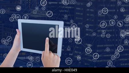 Digitalen Verbund von Hand zu berühren Tablet gegen nächtliche Stadt mit Steckern Stockfoto