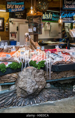 Borough Markt innen Fischhändler Stall Display Fisch Auswahl Wahl Zeichen Preise London Tourismus Stockfoto