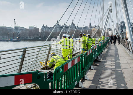 Golden Jubilee Bridge Bauarbeiter arbeiten Wartung Reparatur Themse London Crossing Stockfoto