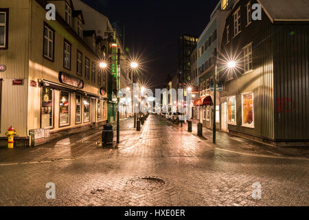 REYKJAVIK - Februar 15: Die Straßen von Computerschach, Island an einem Winterabend am 15. Februar 2017. Stockfoto