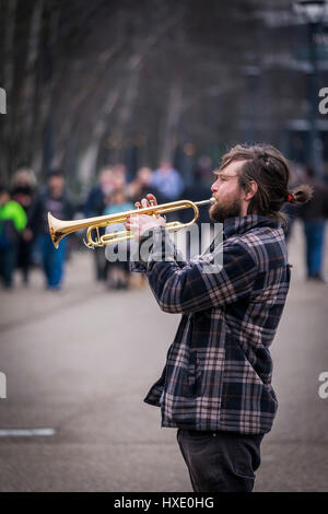 Busker Musiker Street Entertainer Performer Leistung Trompete Trompeter spielen Instrument London Stockfoto