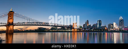 John A. Roebling Suspension Bridge und Cincinnati Skyline bei Nacht aus über den Ohio River Stockfoto