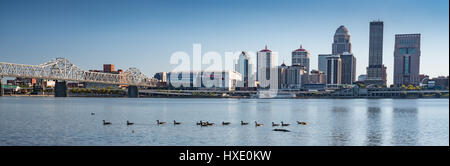 Blick auf die Skyline von Louisville, Kentucky aus über den Ohio River Stockfoto