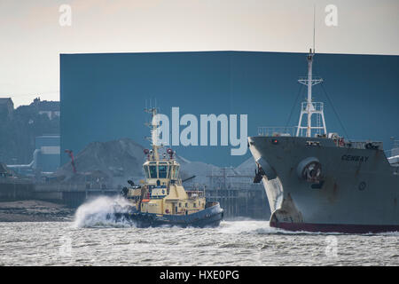 Der Schlepper Spitzer Bootle Begleitung der Zement carrier Cembay dampfenden flussabwärts an der Themse. Stockfoto