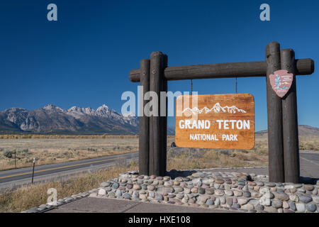 Grand Teton Nationalpark Ortseingangsschild mit Bergen im Hintergrund Stockfoto