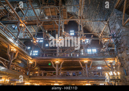 YELLOWSTONE, WY - 27 SEPTEMBER: Lobby des historischen Old Faithful Inn in Yellowstone-Nationalpark, Wyoming. Stockfoto