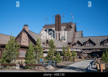 YELLOWSTONE, WY - 27 SEPTEMBER: Äußere des historischen Old Faithful Inn in Yellowstone-Nationalpark, Wyoming.  1904 erbaut, gilt als das inn Stockfoto