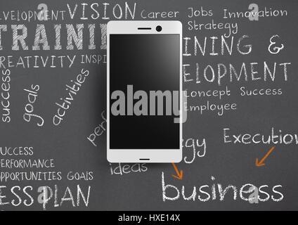 Digitalen Verbund des Telefons vor grauem Hintergrund mit Kreide geschrieben Business Training Wörter Stockfoto