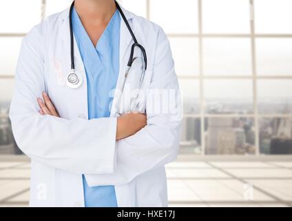 Digital Composite Arztes Mittelteil mit gegen verschwommen Fenster verschränkten Armen Stockfoto