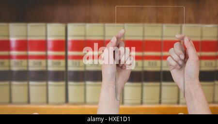 Digitalen Verbund von mans Hände halten Glastablett in Bibliothek Stockfoto