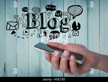 Digitalen Verbund von Hand mit Telefon und schwarze Blog Kritzeleien gegen blaue Holzplatte Stockfoto