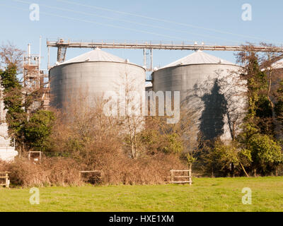 Eine Nahaufnahme aus zwei Türmen, einer Fabrik Stockfoto