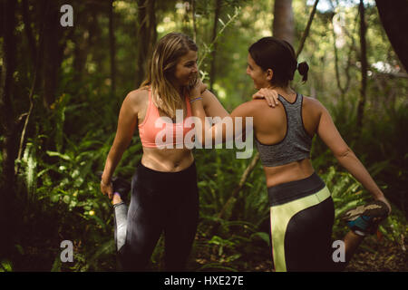 Schöne Frau, die Durchführung von stretching-Übung im Wald Stockfoto