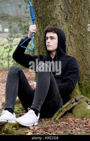 Deprimiert Teenager mit einer Schlinge des Henkers Stockfoto
