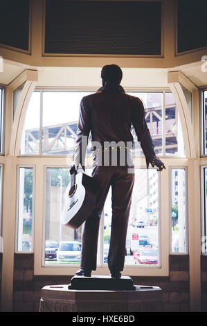 Die Rückansicht des eine große Statue von Elvis Presley in das Besucherzentrum in Memphis, Tennessee., Stockfoto