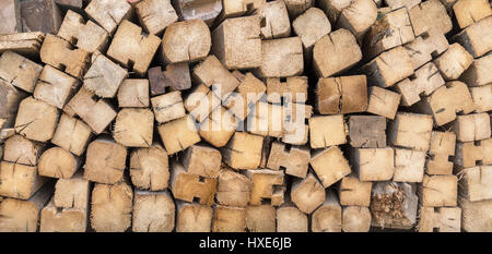 Alte Holzbalken gestapelt Stockfoto