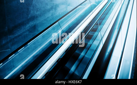 Bewegliche Treppe Rolltreppe als moderne Geschäfts- oder Architektur-Hintergrund Stockfoto