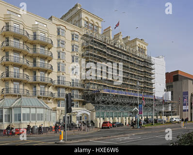 Brightons Grand Hotel eingehüllt im Gerüstbau während Renovierungsarbeiten, März 2017 Stockfoto