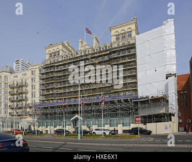 Brightons Grand Hotel eingehüllt im Gerüstbau während Renovierungsarbeiten, März 2017 Stockfoto