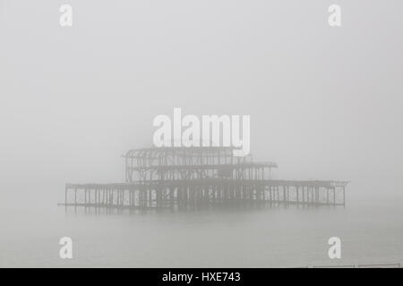 Die Überreste der Brightons viktorianischen Pier West in Meer Nebel gehüllt. Sussex, UK. Stockfoto