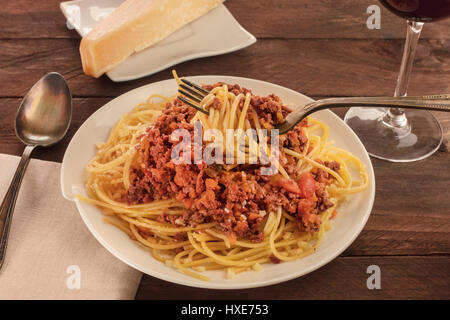 Teller Pasta mit Fleisch und Tomatensauce Stockfoto