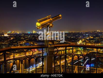 Dramatische Nacht Stadtbild vom Eiffelturm in Paris, Frankreich Stockfoto
