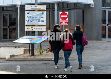 Westminster Bridge Angriff Geschichte: Schüler vor den Toren von St. Joseph Catholic School in Concarneau in der Bretagne, deren Schüler in gefangen waren der am Stockfoto