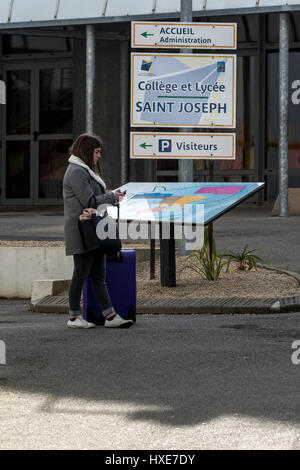 Westminster Bridge Angriff Geschichte: Schüler vor den Toren von St. Joseph Catholic School in Concarneau in der Bretagne, deren Schüler in gefangen waren der am Stockfoto