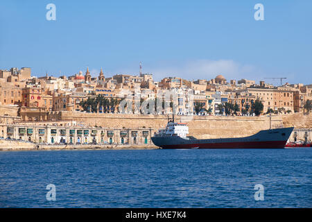 VALLETTA, MALTA - 23. Juli 2015: Das Frachtschiff vor Anker im Hafen in der Nähe von St. Barbara Bastion von Valletta und Lower Barrakka Gardens. Malta Stockfoto