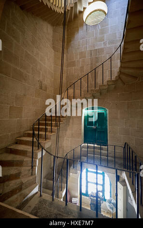 BIRGU, MALTA - 24. Juli 2015: Die Wendeltreppe im Malta Maritime Museum (alte Naval Bäckerei) in Vittoriosa (Birgu). Malta. Stockfoto